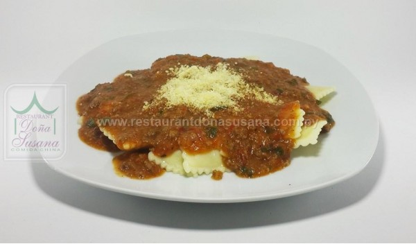 Ravioles con Salsa Bolognesa